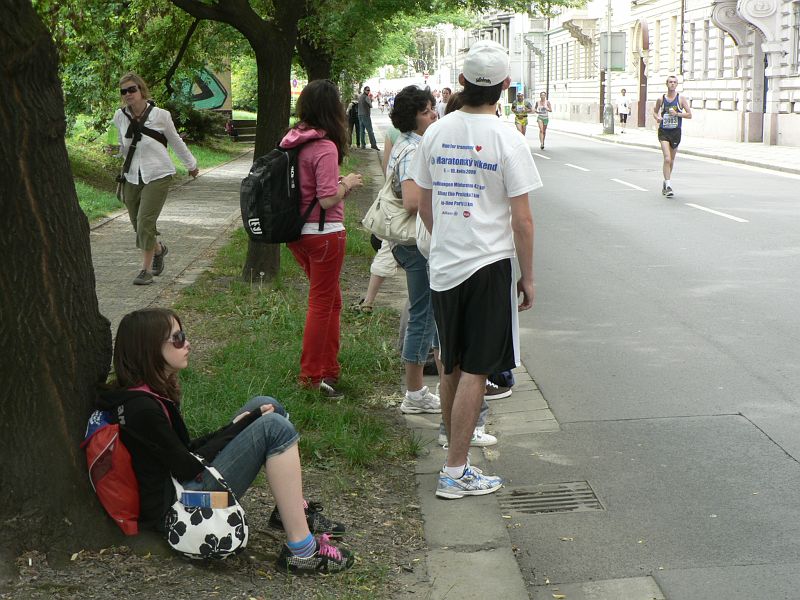 Maraton09 138.jpg - Naše známa ze zábradlí, nebyla nadšena z toho, že musí svému běžci nosit věci a čekat na něho.